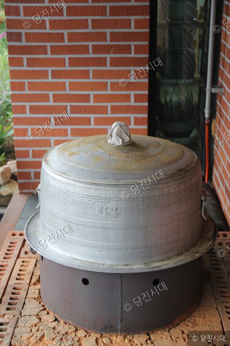 수청회관의 커다란 가마솥이 식당 외벽에 걸려 있다.