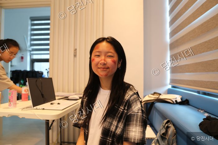 특수분장을 이유정 씨가 밝게 미소 짓고 있다.