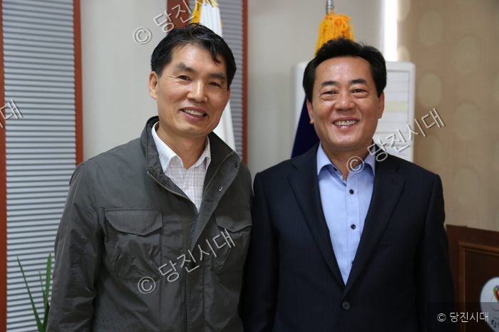 이형렬 씨 등이 실내에서 나란히 서서 미소 짓고 있다.