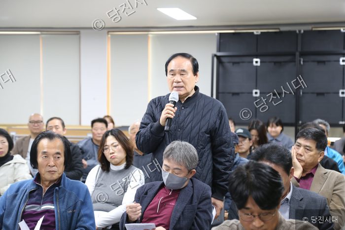 전영옥 시의원 등이 거산공원 조성사업 주민설명회에 참석해 의견을 나누고 있다.