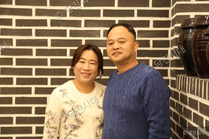 정담명가 남원추어탕 원당점 정진아·지형철 대표가 미소 짓고 있다.