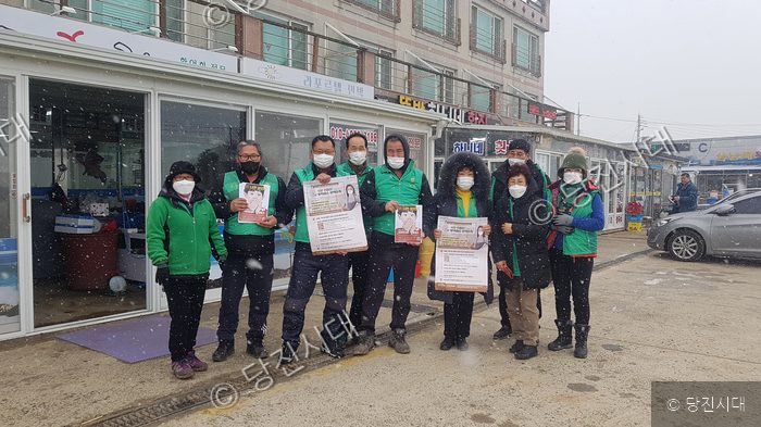 석문면 새마을지도자들이 방역 홍보 캠페인을 벌이고 있다.