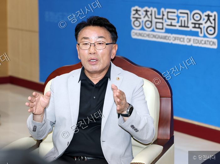 최연숙 의원이 충청남도교육청 배경 앞에서 인터뷰를 하고 있다.