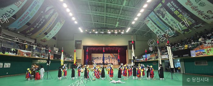 실내 체육관에서 학생들이 한국민속예술제 공연을 펼치고 있다.