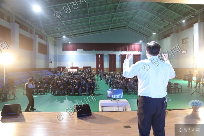 김기재 당진시장 출마자가 출판기념회에서 무대 위에서 발언하고 있다.