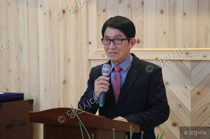 한기섭 회장이 마이크를 잡고 발언하고 있다.