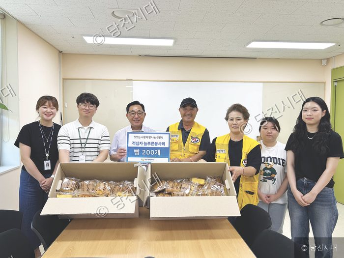 적십자 늘푸른봉사회 관계자들이 직접 만든 빵 200개를 전달하고 있다.