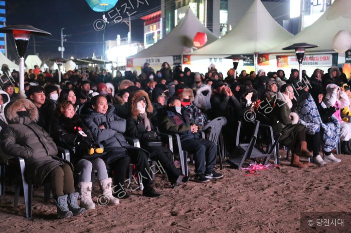 왜목마을 해맞이 행사에 모인 시민들이 야간 공연을 관람하고 있다.