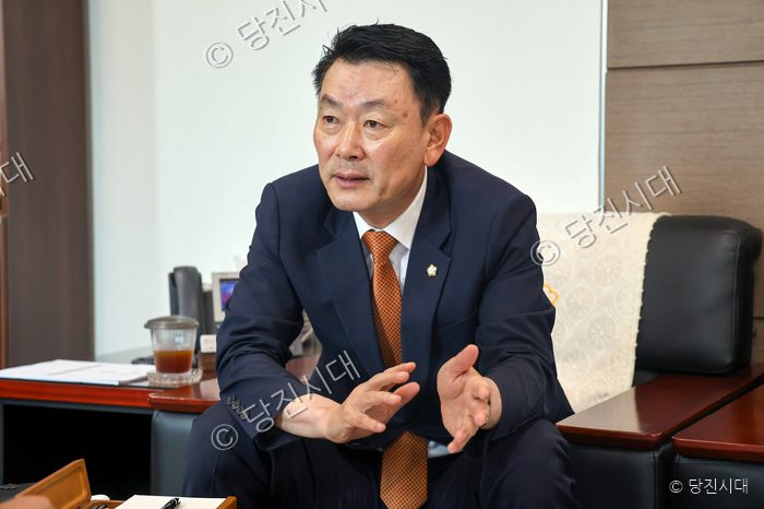 김선호 당진시의회 의장이 집무실에서 대화를 나누고 있다.