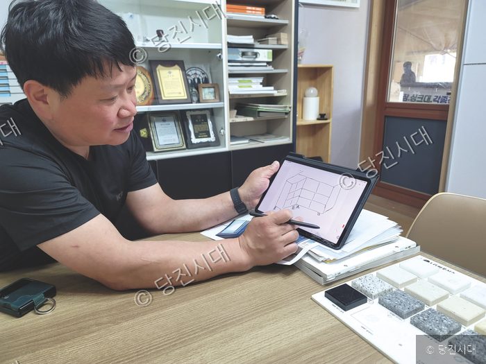 가광순 대표가 태블릿PC를 활용해 가구 배치를 설명하고 있다.