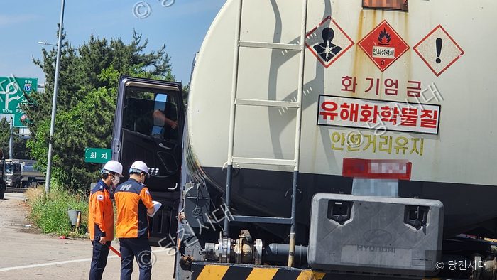 소방대원들이 도로에서 위험물 운송차량을 검사하고 있다.