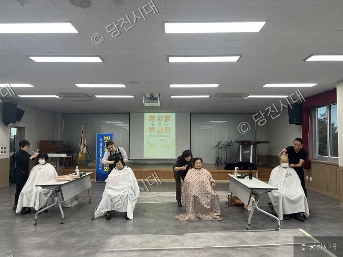 자원봉사자들이 어르신들을 대상으로 이·미용 봉사활동을 펼치고 있다.