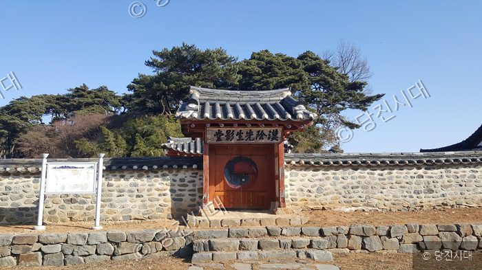 한음선생 영당과 전통 담벼락이 푸른 하늘 아래에 있다.