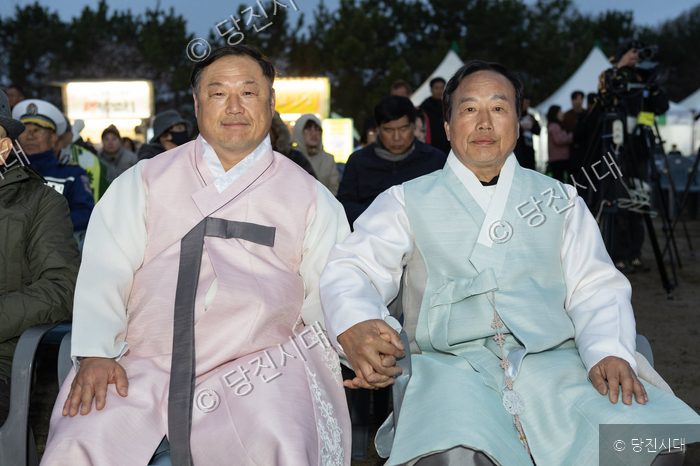 구은모·최홍섭 씨가 한복을 입고 나란히 앉아 손을 잡고 있다.