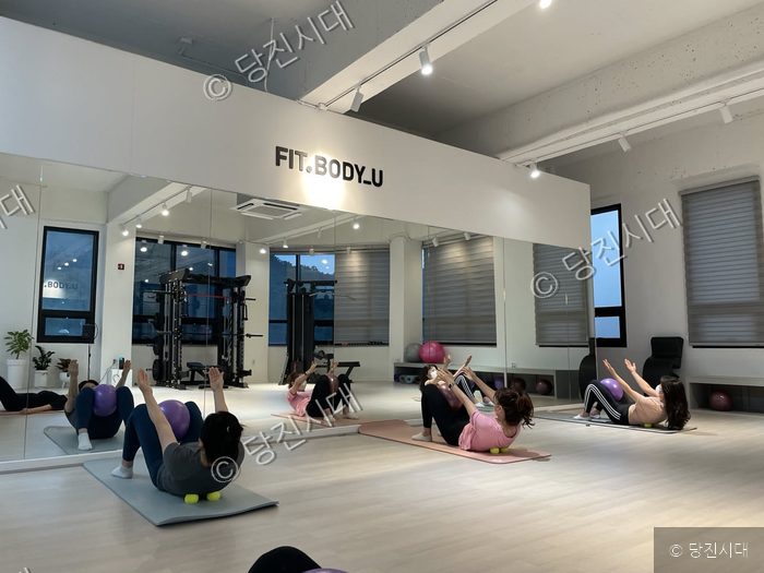 핏바디유 트레이닝센터에서 회원들이 필라테스 운동을 하고 있다.