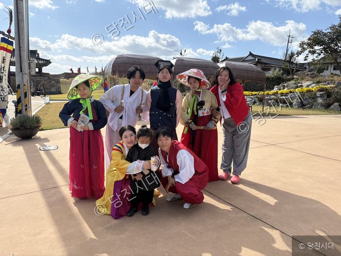 주민과 관광객들이 한복을 입고 면천읍성 축제에서 기념촬영을 하고 있다.