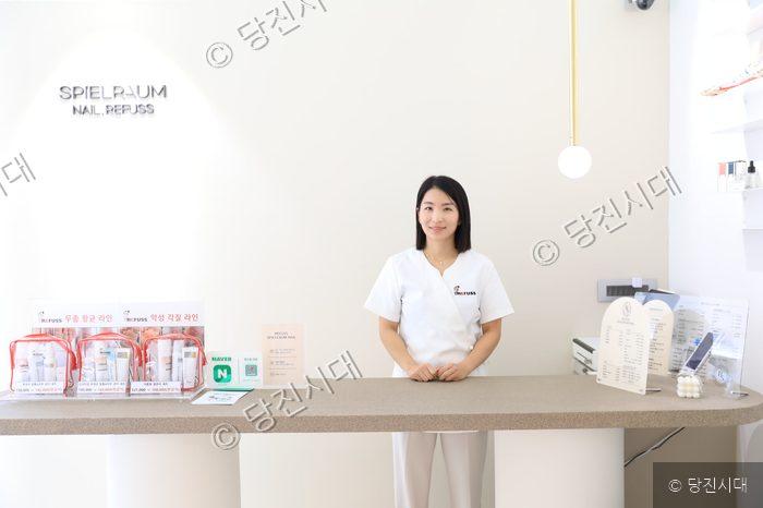 당진시 수청동의 뷰티숍 내부에서 안솔이 원장이 서서 미소 짓고 있다.