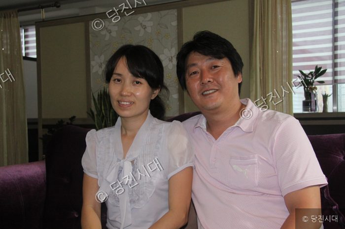 박기동·이용주 부부가 다정하게 미소 짓고 있다.