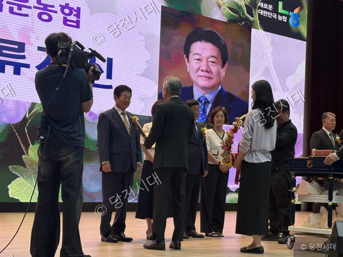 석문농협 류재신 조합장이 상을 받고 있다.