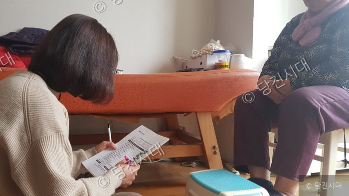 사회복지사가 어시스트와 상담하며 복지 서비스를 제공하고 있다.