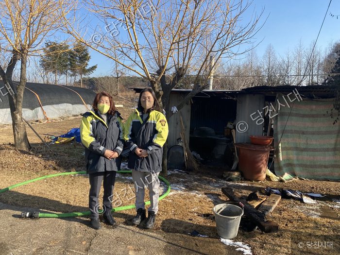 의용소방대원들이 화재 현장을 찾아 점검하고 있다.