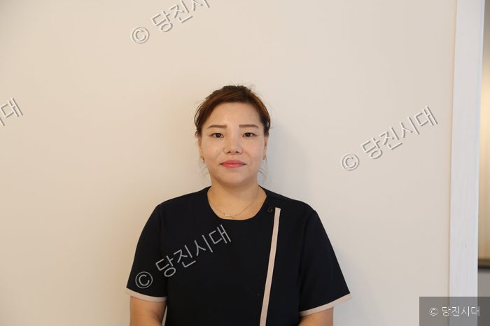 리프레쉬스킨&바디 정 희 대표가 밝은 표정으로 서 있다.