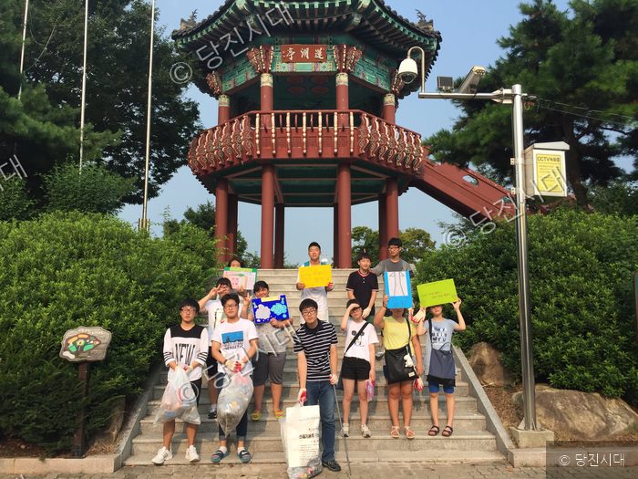 당진시 합덕의 한 공원에서 청소년들이 환경정화 활동을 마치고 기념촬영을 하고 있다.