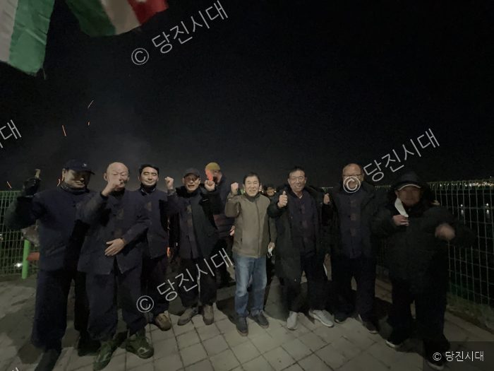 어민들과 관계자들이 만선과 무사 항해를 기원하며 기념 촬영을 하고 있다.