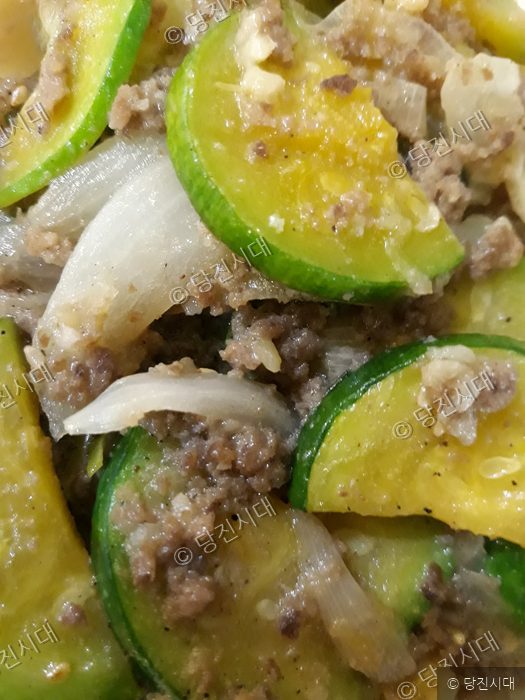 제주보말칼국수 요리가 접시에 담겨 있다.