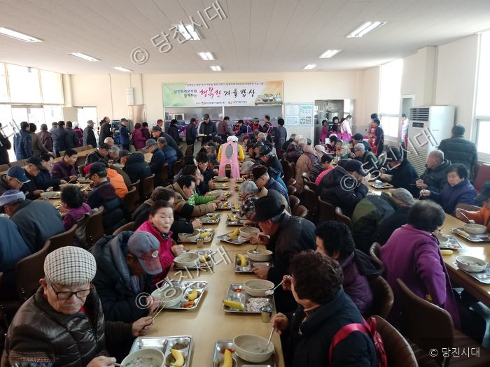 어르신들이 남부노인복지관 식당에서 겨울 밥상을 먹고 있다.