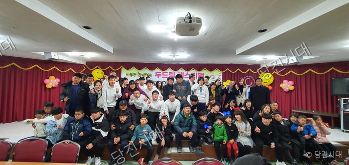 장애인 부모회 가족들이 행사에 모여 기념 촬영을 하고 있다.