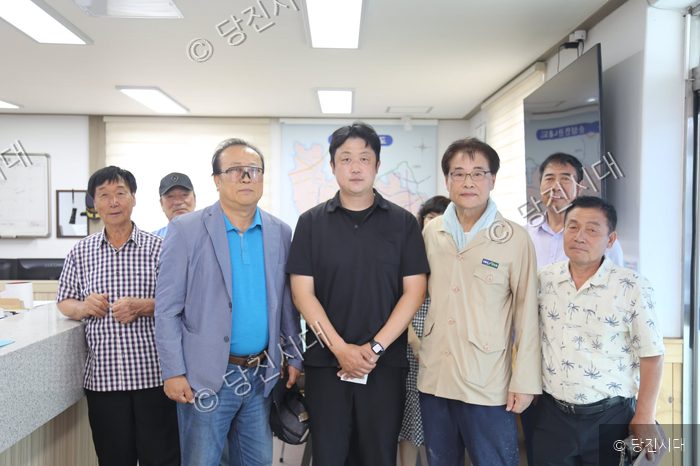 당진시 관계자들이 시설관리자에게 공로패를 수여한 후 기념촬영을 하고 있다.