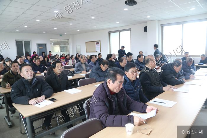 주민들이 회의실에 모여 앉아 사업장 폐기물 처리시설 조성 반대 회의를 하고 있다.