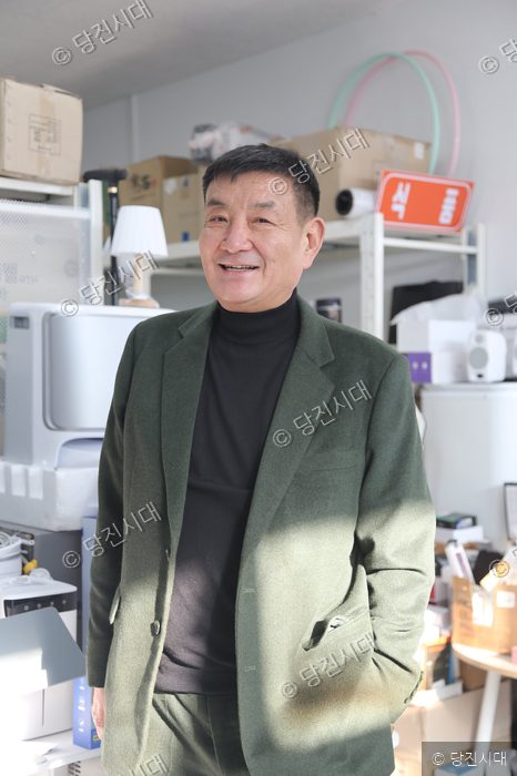 동민리퍼브를 찾은 김승호 대표가 카메라를 향해 미소 짓고 있다.