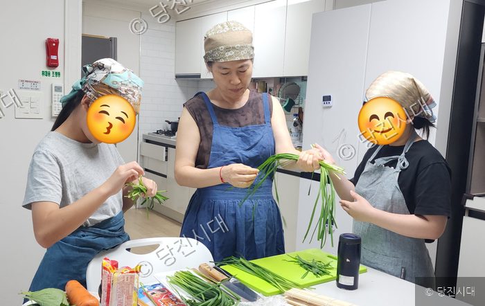 당진여자단기청소년쉼터 청소년들이 자립지원 야식 프로그램에 참여해 함께 부추를 다듬고 있다.