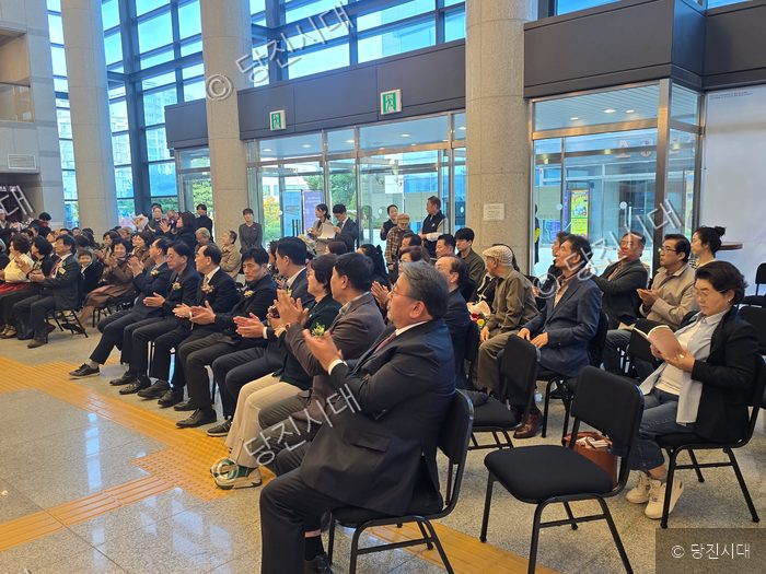 당진문학제 김명수 작가 등이 행사를 관람하며 박수를 치고 있다.