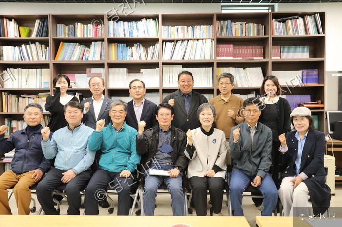 당진시대 독자권익위원회 위원들이 회의실에서 기념 촬영을 하고 있다.