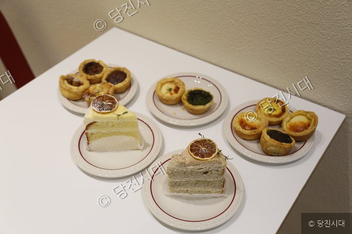 러버스커피에서 판매하는 다양한 케이크와 타르트가 접시에 담겨 있다.