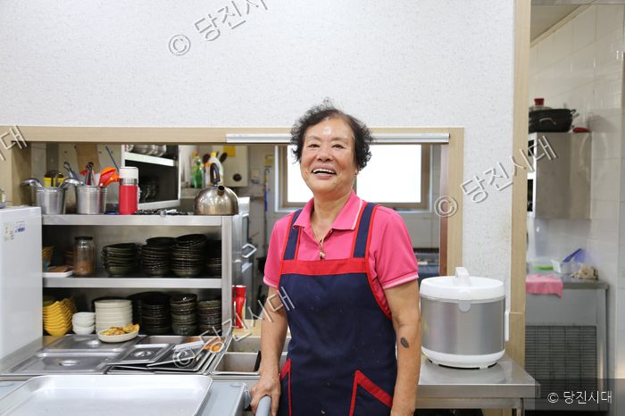 식당을 운영하는 현경자 대표가 환하게 웃고 있다.