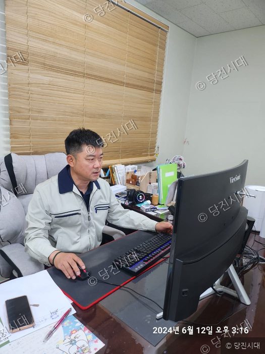 (주)보경 이정철 대표가 사무실에서 컴퓨터를 보며 업무를 보고 있다.