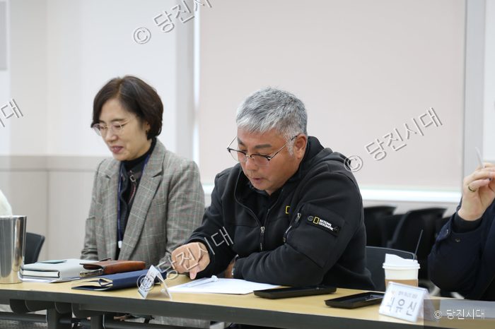 회의실에 모인 이현정 관장 등이 자료를 보며 이야기를 나누고 있다.