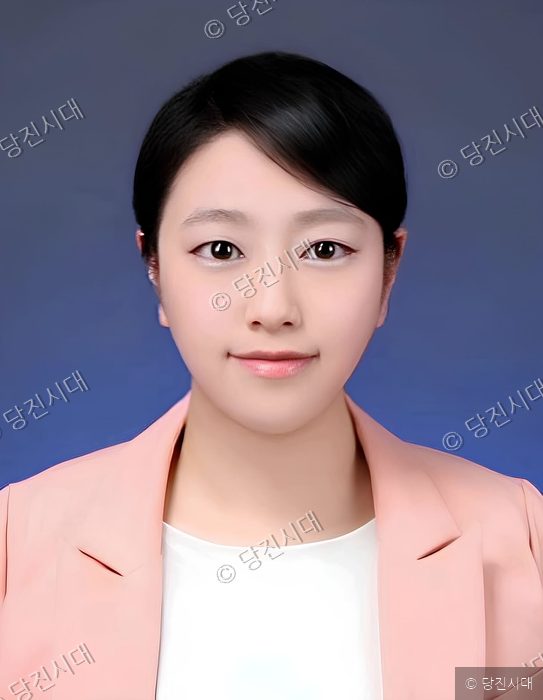 김초롱 민주당 정책위원회 부의장이 증명사진을 촬영하고 있다.