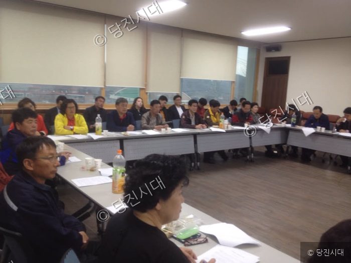 주민들이 회의실에 모여 사단법인 희망송산 출범 관련 회의를 하고 있다.