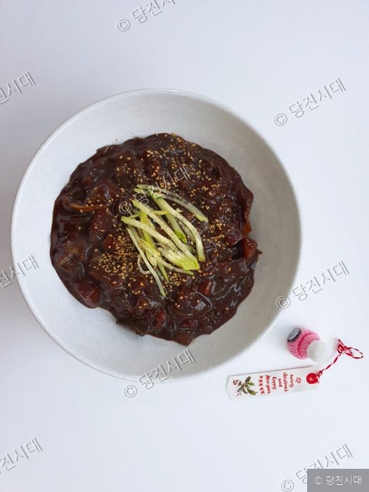 진관식당에서 만든 짜장면이 그릇에 담겨 있다.