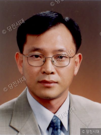이해선씨가 정장 차림으로 정면을 응시하고 있다.