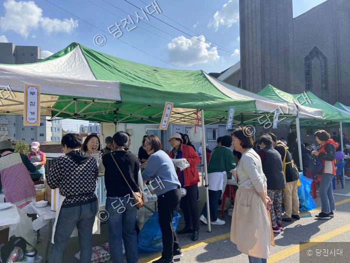 당진감리교회 바자회에서 신도들이 물품을 판매하고 있다.