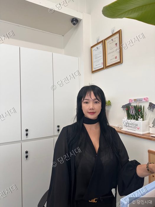 아우라헤어샵의 김민영 대표가 실내에서 미소를 짓고 있다.