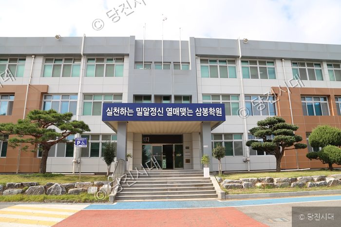 석문중학교 건물의 전경 모습이 보인다.