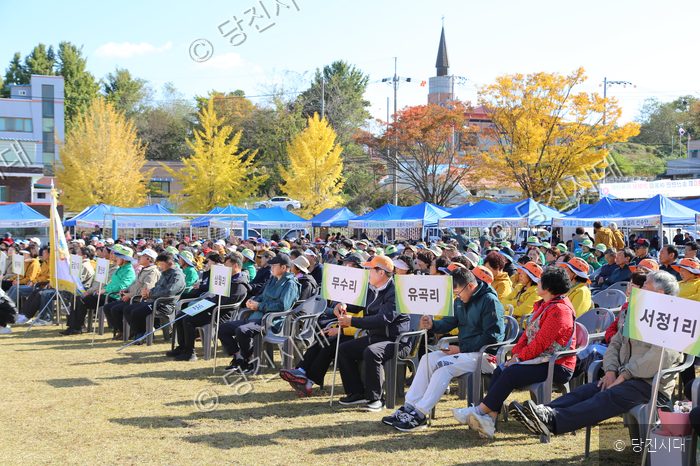 주민들이 송산면민 체육대회에 참석해 자리를 지키고 있다.
