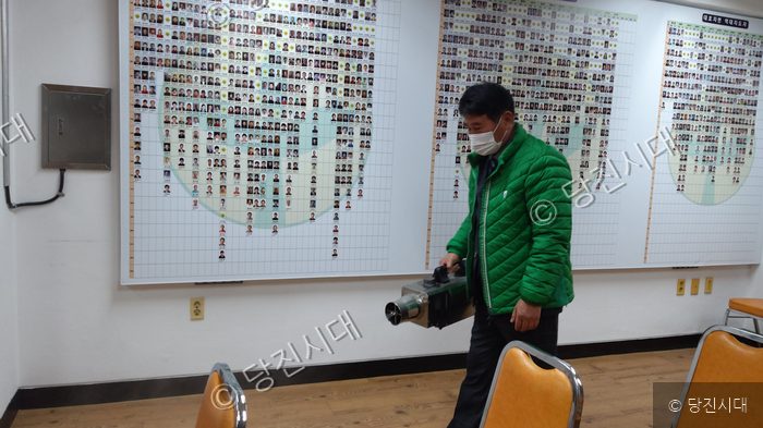 새마을지도자가 실내에서 방역 소독을 하고 있다.